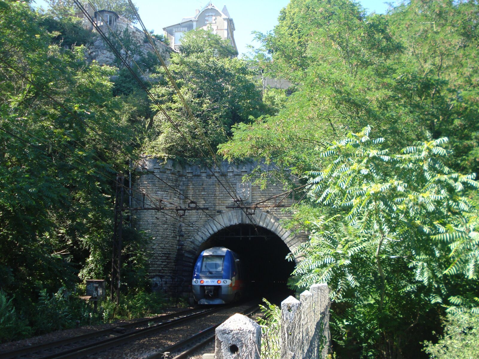 Sony DSC-W55 sample photo. Train, tunnel, transport photography