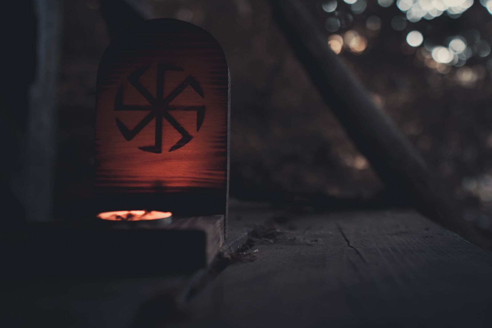 Sony a6400 + Sigma 16mm F1.4 DC DN | C sample photo. Bushcraft, forest, blade photography