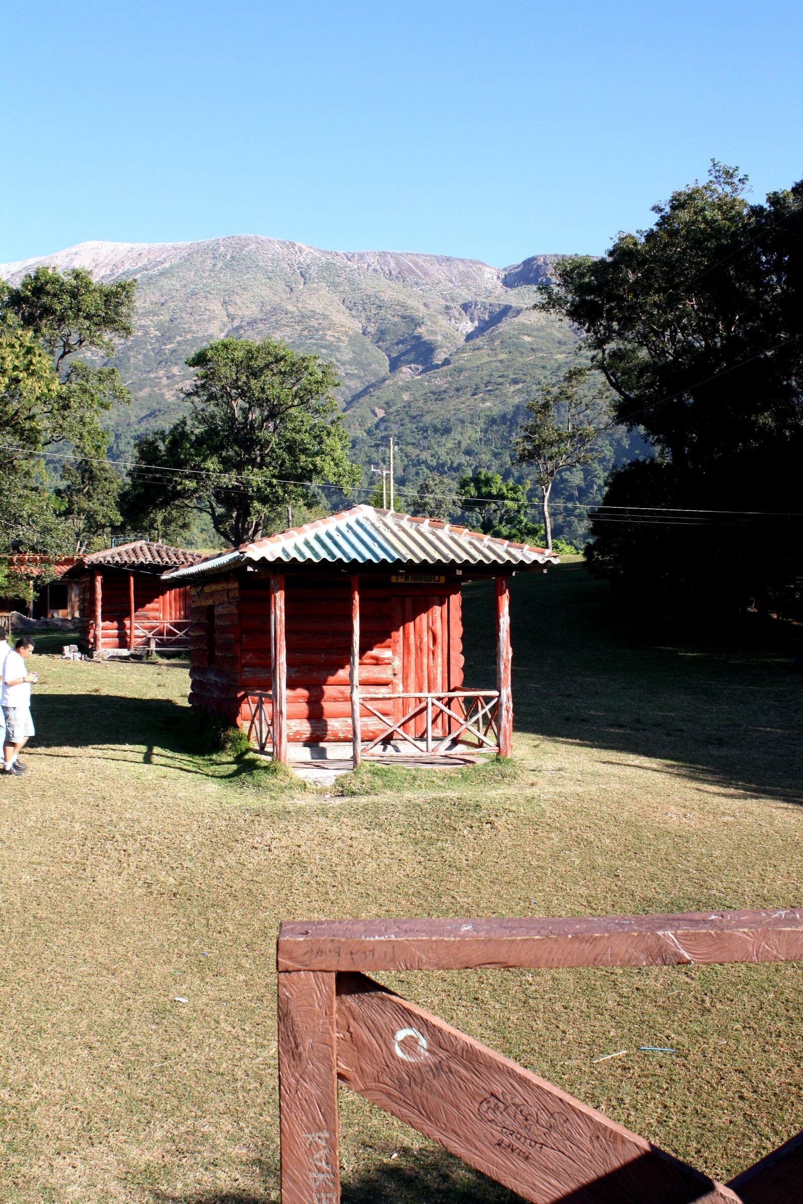 Canon EOS 1000D (EOS Digital Rebel XS / EOS Kiss F) sample photo. Cabins, base, santa, volcano photography