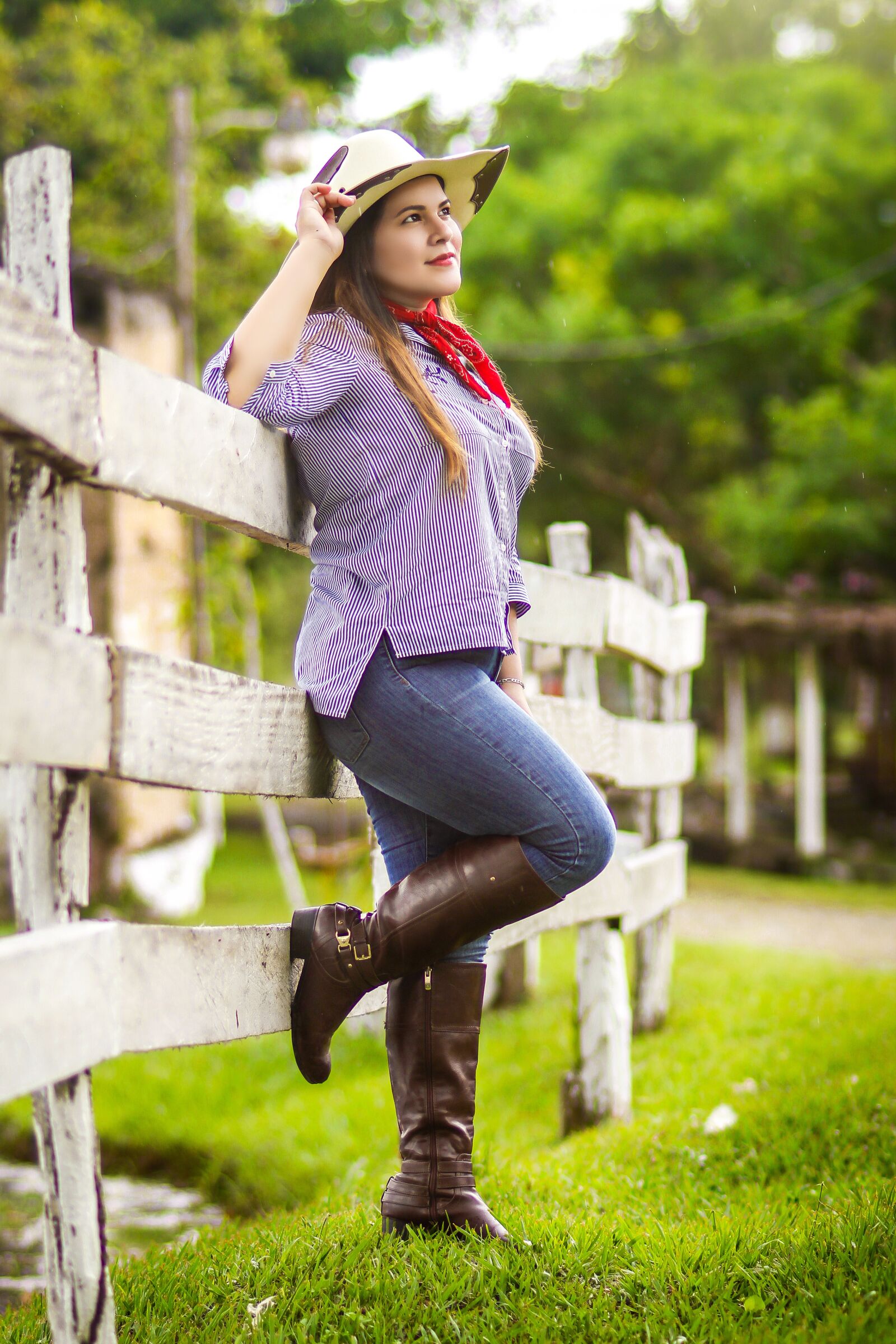 Canon YN85mm f/1.8 DCM sample photo. Ranch, women, beauty photography