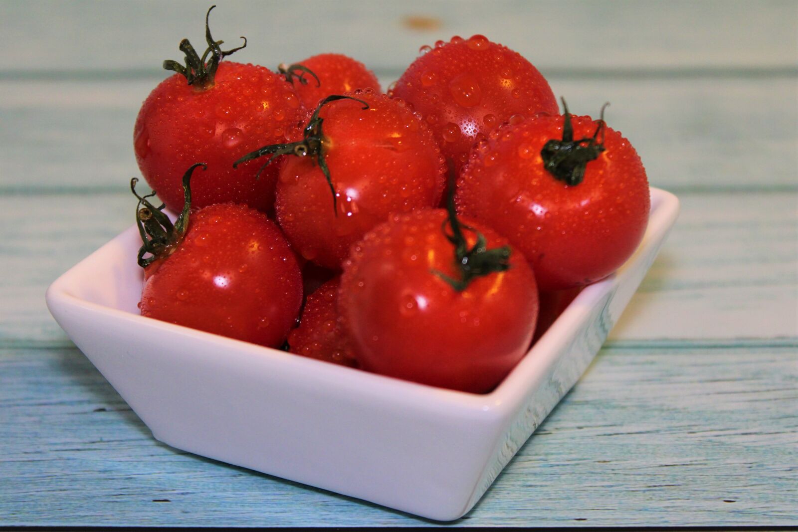 Canon EOS 2000D (EOS Rebel T7 / EOS Kiss X90 / EOS 1500D) sample photo. Red, tomatoes, vegetables photography