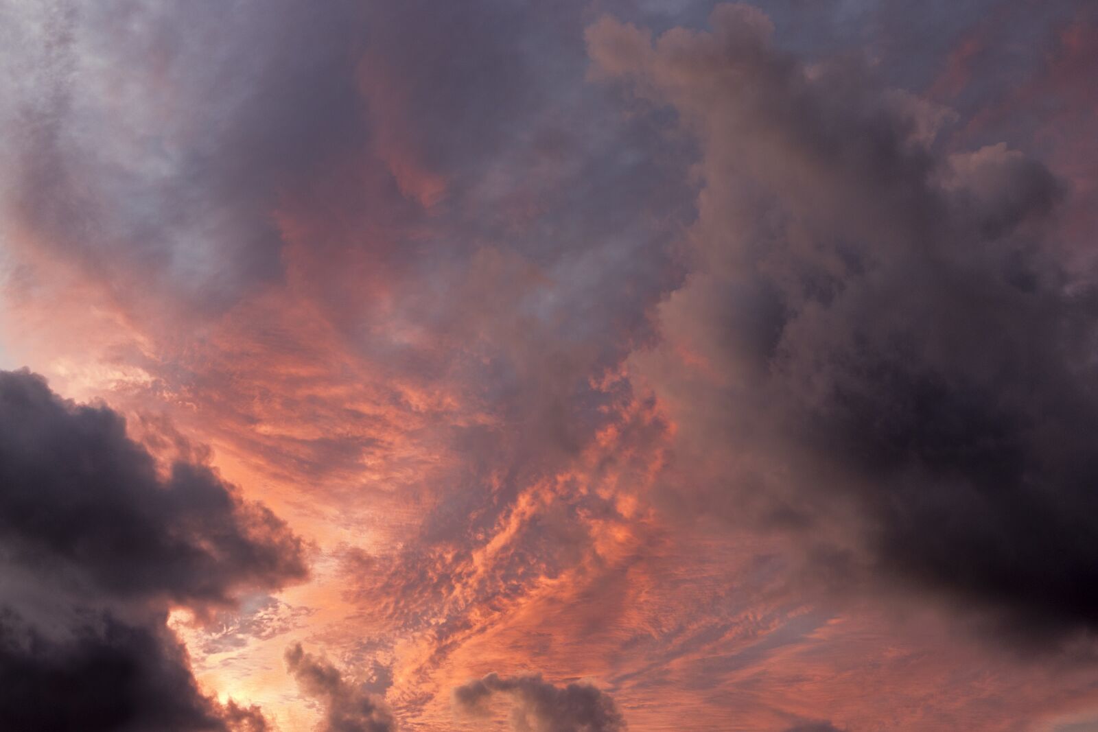 Canon EOS 250D (EOS Rebel SL3 / EOS Kiss X10 / EOS 200D II) sample photo. Sunset, dramatic, stormy photography
