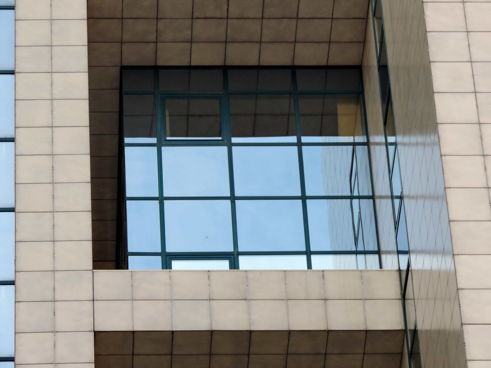 Nikon Coolpix P520 sample photo. Architecture, window, tile, modern photography