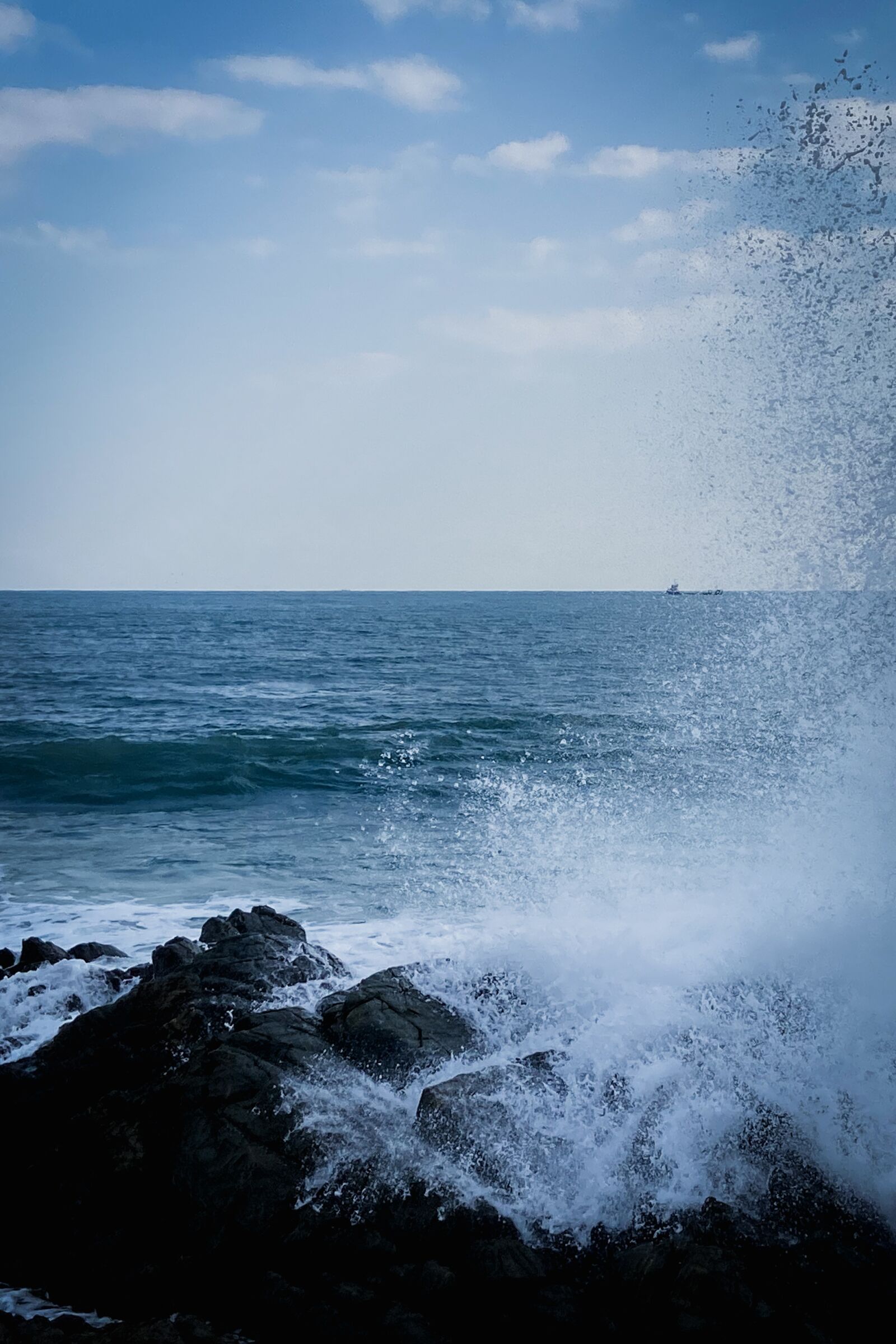 Apple iPhone 11 sample photo. Wave, sea, wild photography