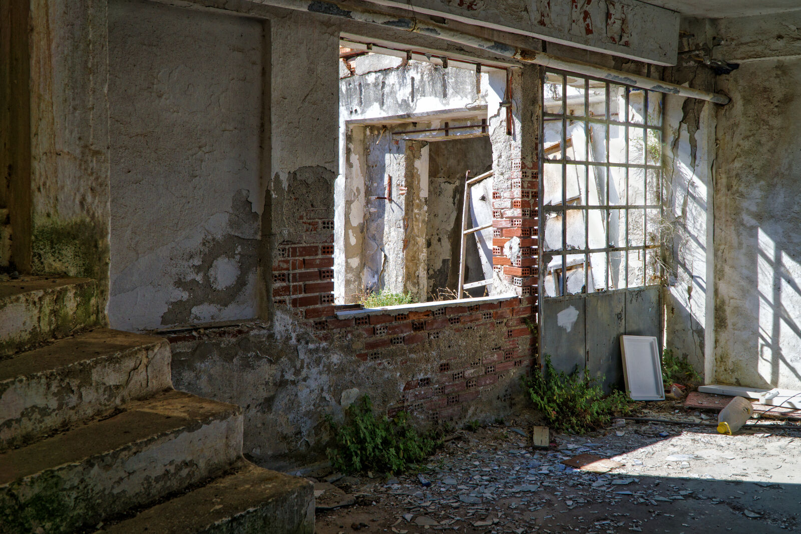 Sony E PZ 18-105mm F4 G OSS sample photo. Abandoned, abandoned, building, architecture photography