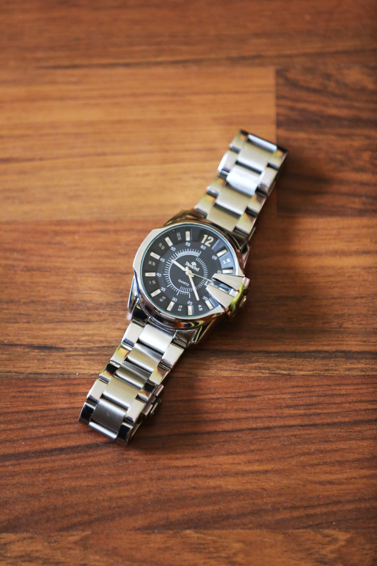 Canon EOS 5D Mark III sample photo. Analog clock, chrome, hardwood photography