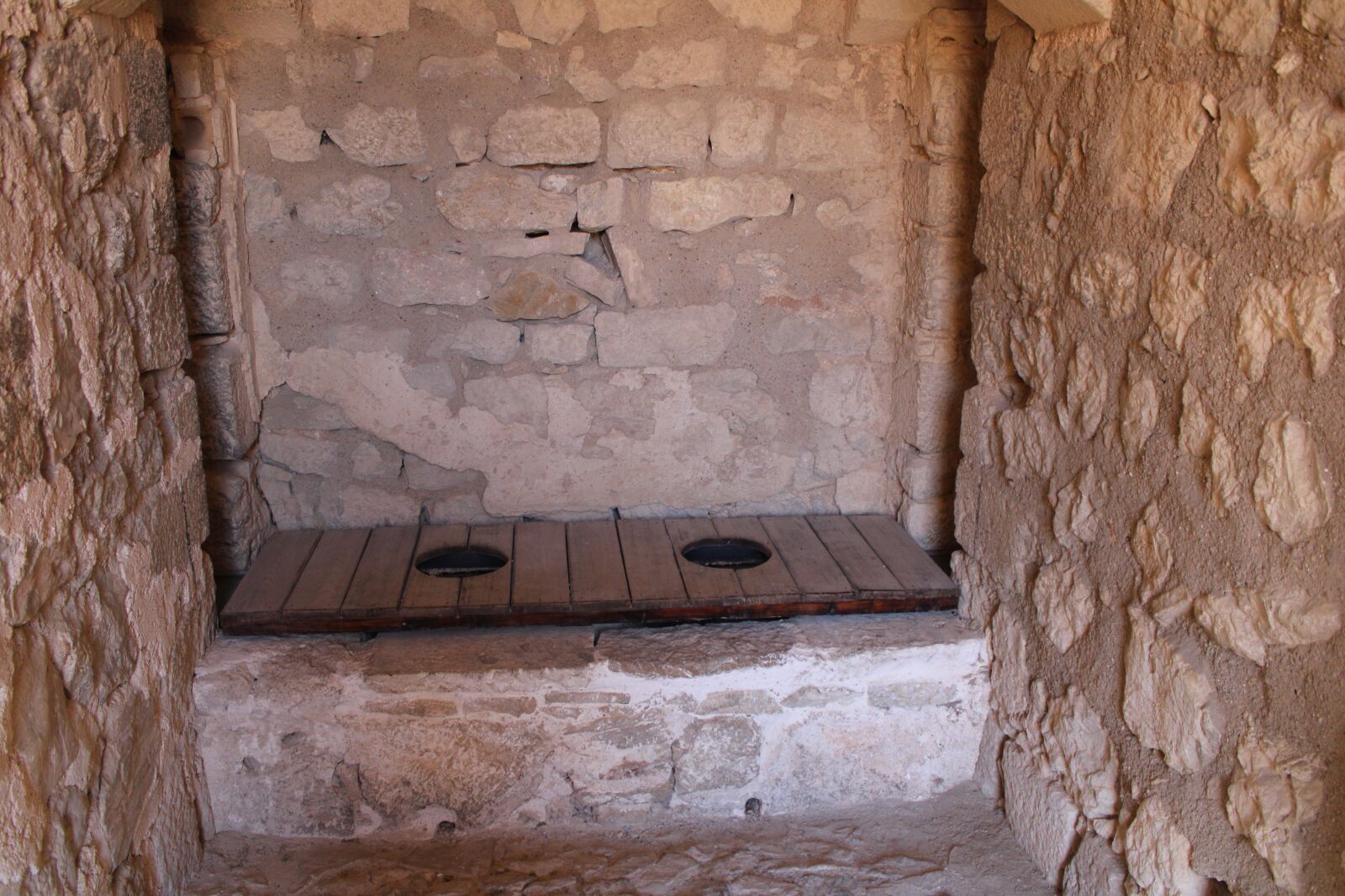 Canon EOS 2000D (EOS Rebel T7 / EOS Kiss X90 / EOS 1500D) sample photo. Latrines, castle, jaen photography