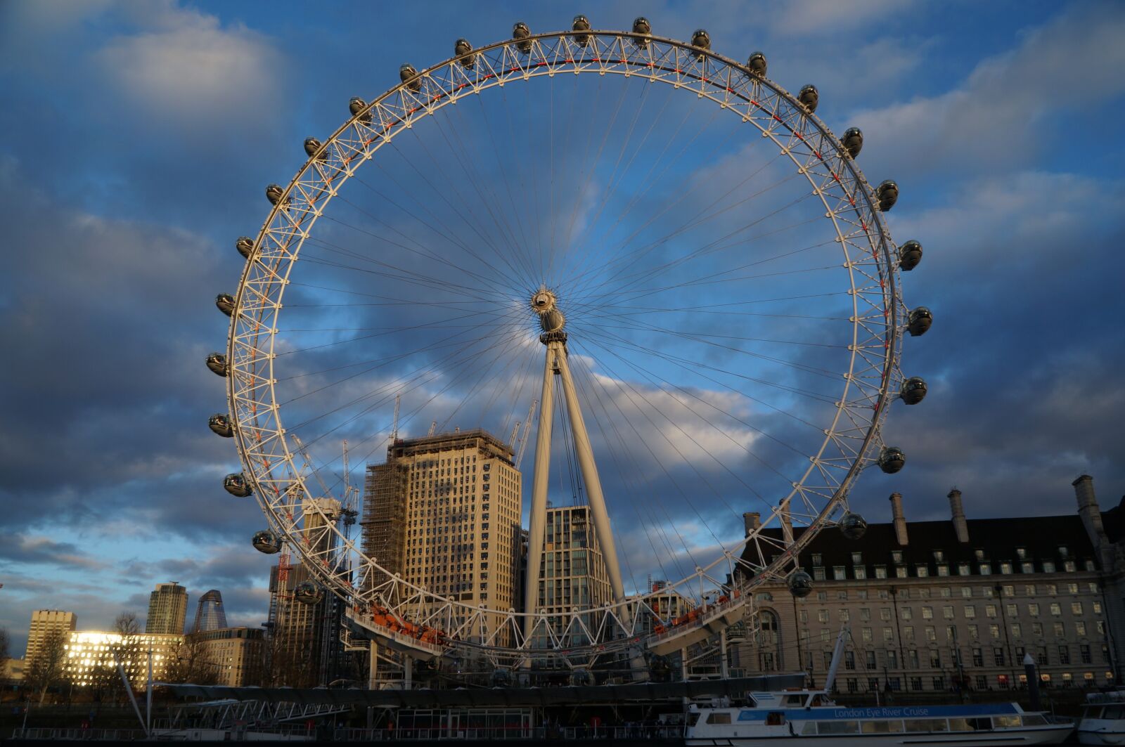 Sony Alpha NEX-6 + Sony E PZ 18-105mm F4 G OSS sample photo. Sky, travel, city photography
