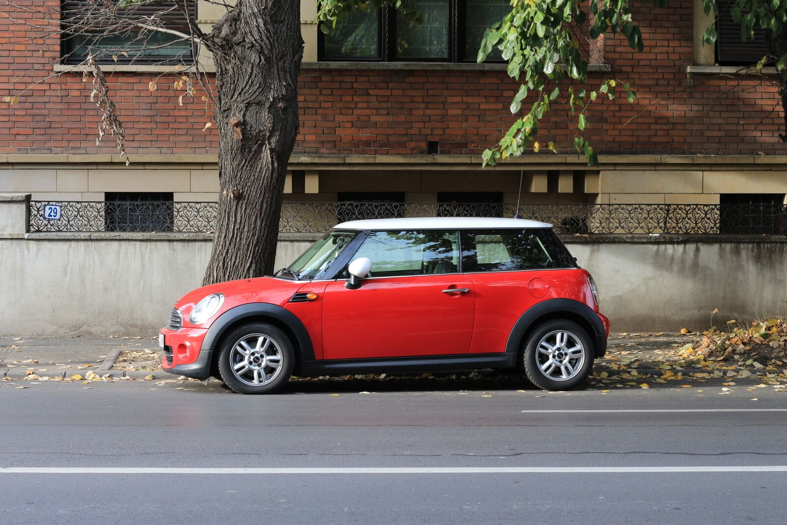 Canon EOS 700D (EOS Rebel T5i / EOS Kiss X7i) + Canon EF 50mm F1.8 STM sample photo. Car, vehicle, road photography
