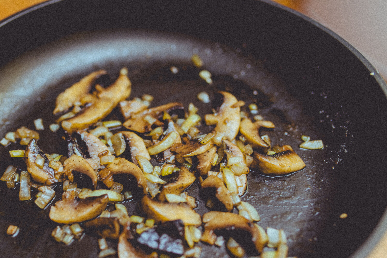 Canon EOS 6D + Sigma 35mm F1.4 DG HSM Art sample photo. Evening, food, meal, mushrooms photography