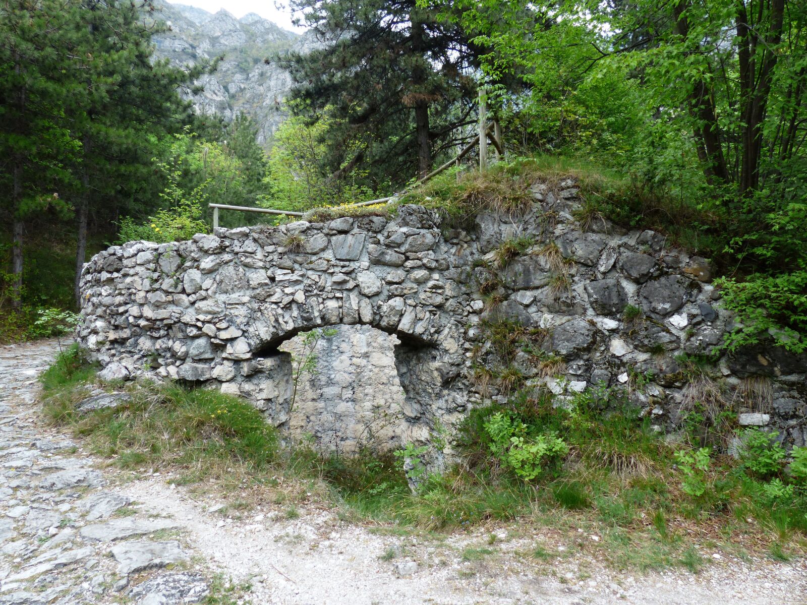 Panasonic Lumix DMC-FZ200 sample photo. Lime kiln, historically, ruin photography