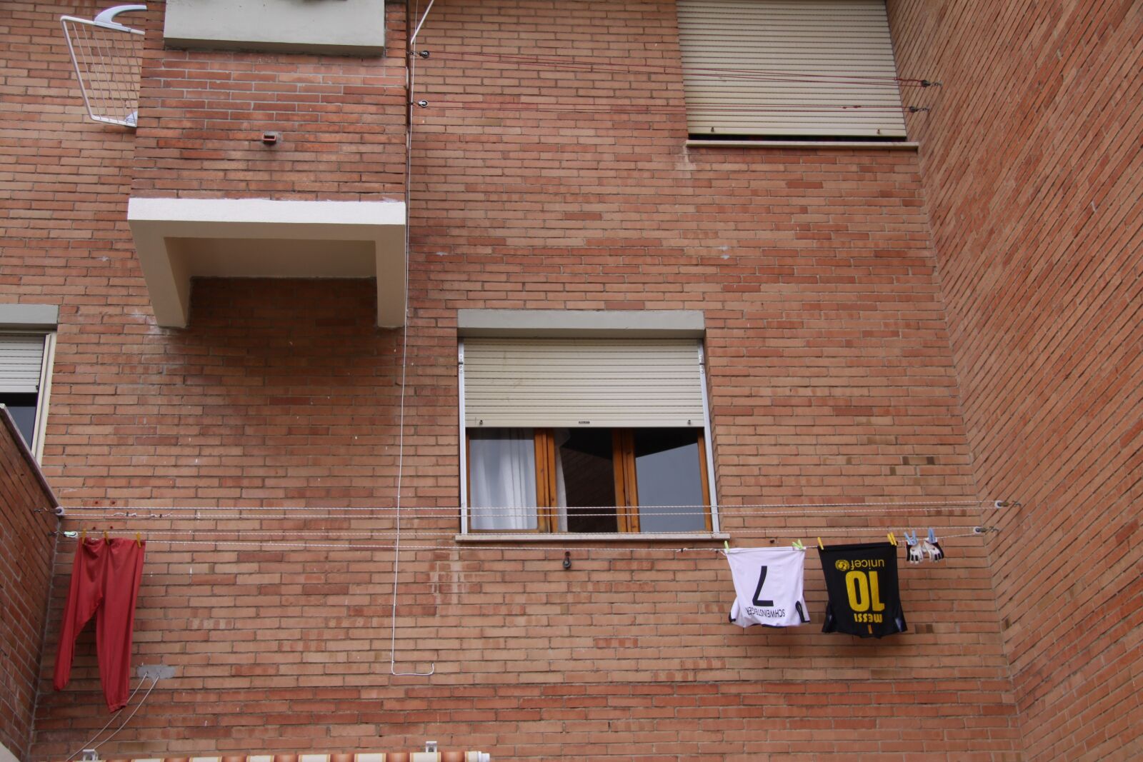 Canon EOS 50D sample photo. Football, jersey, clothes line photography