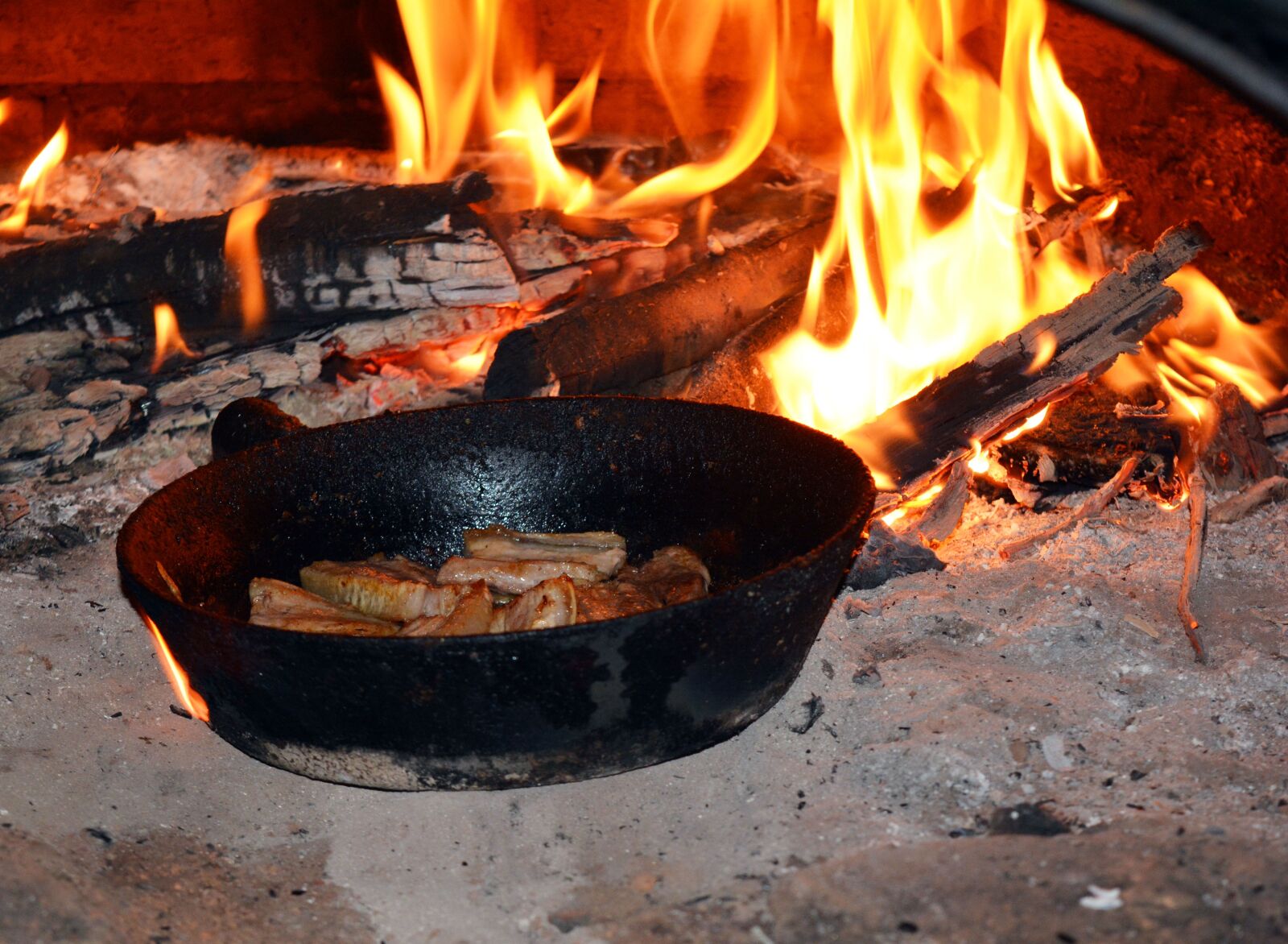 Nikon D5200 sample photo. Fire, oven, frying pan photography