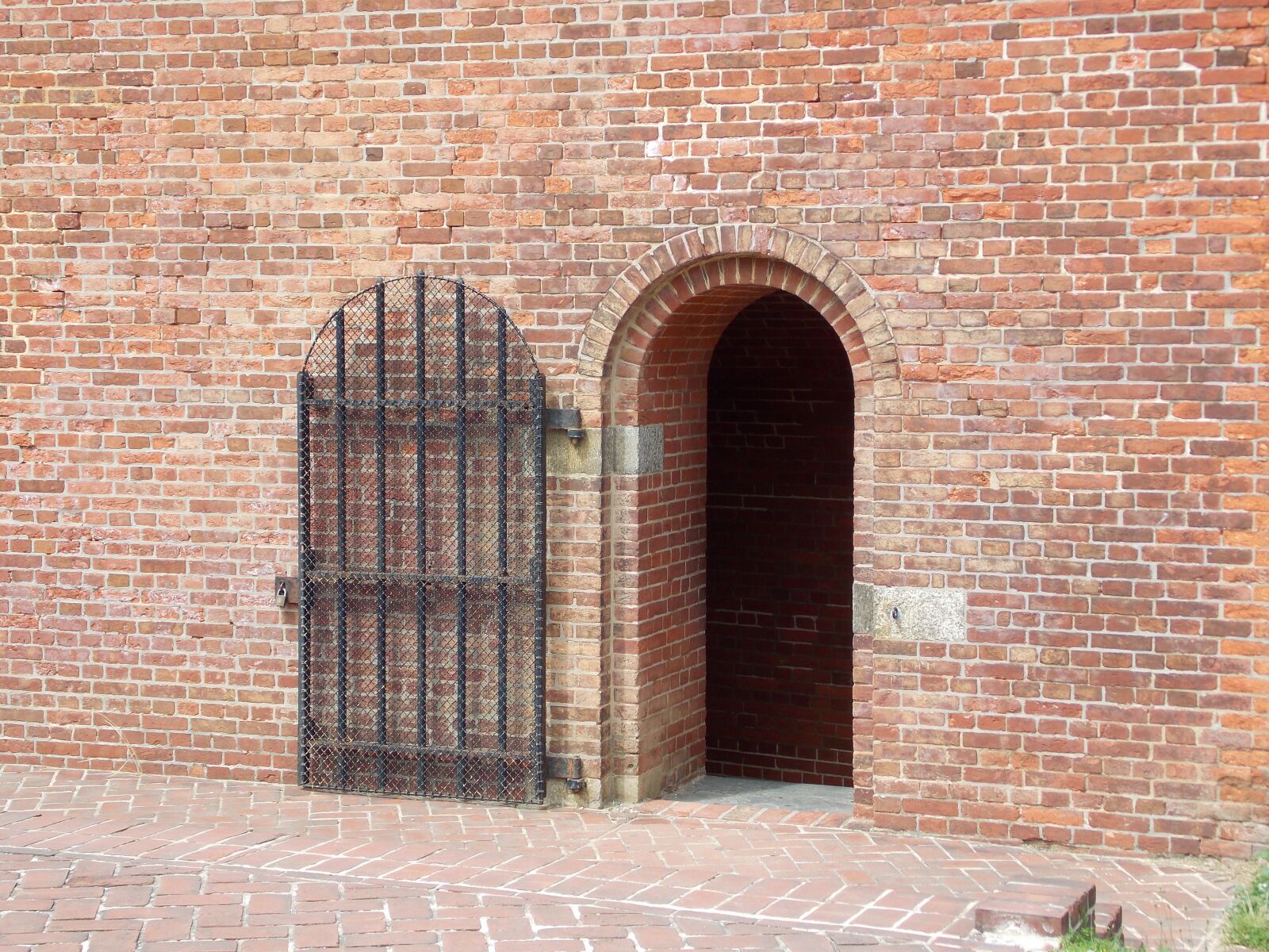 Nikon Coolpix L810 sample photo. Door, grate, building photography