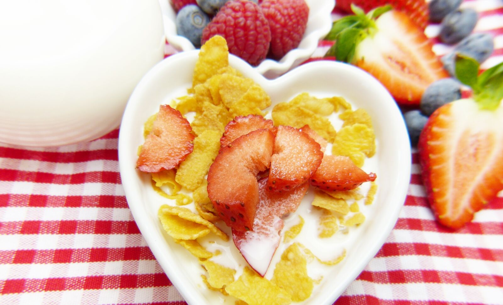 Panasonic Lumix DMC-FZ150 sample photo. Cornflakes, milk, fruit photography