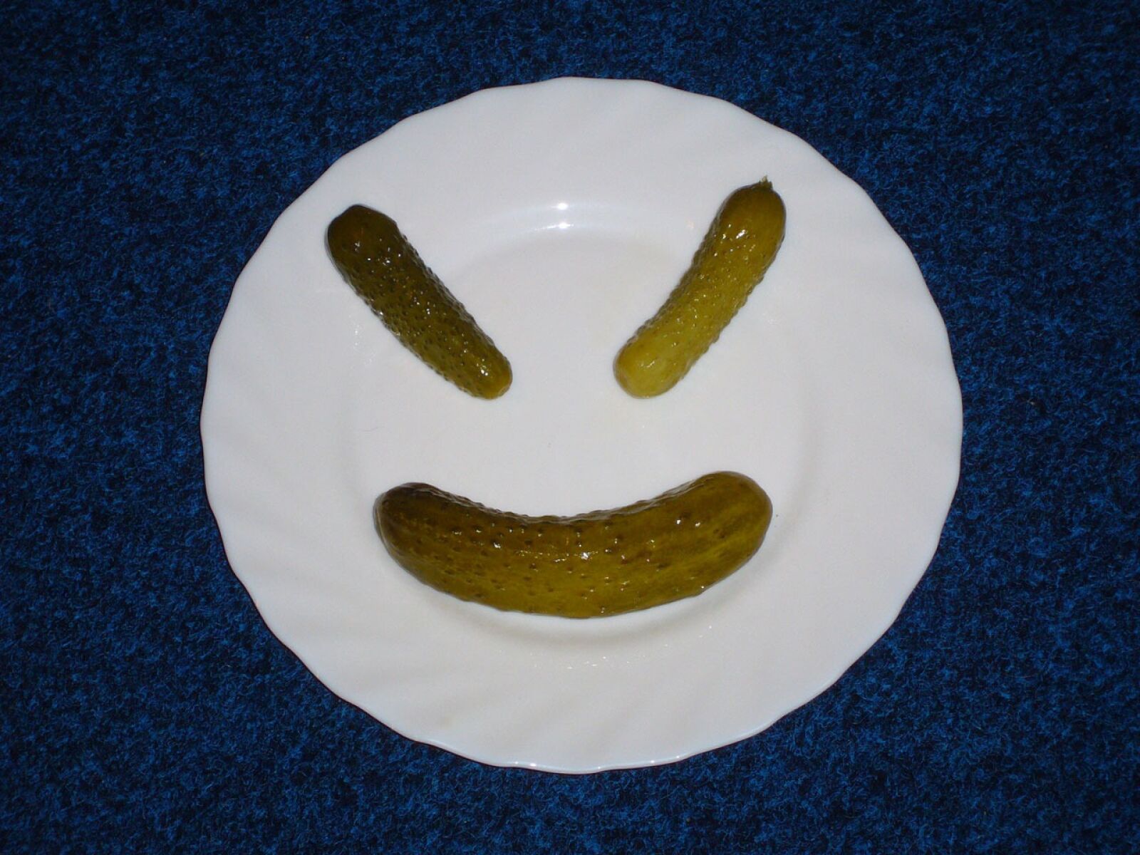 Panasonic DMC-LS3 sample photo. Plate, cucumbers, food photography