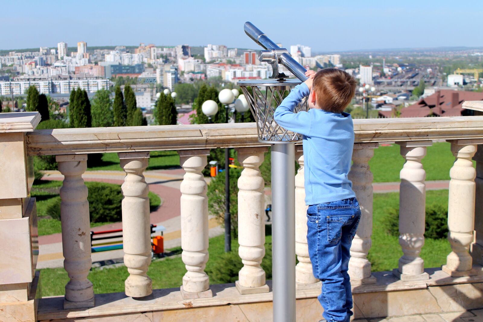 Canon EOS 1100D (EOS Rebel T3 / EOS Kiss X50) sample photo. City, summer, boy photography