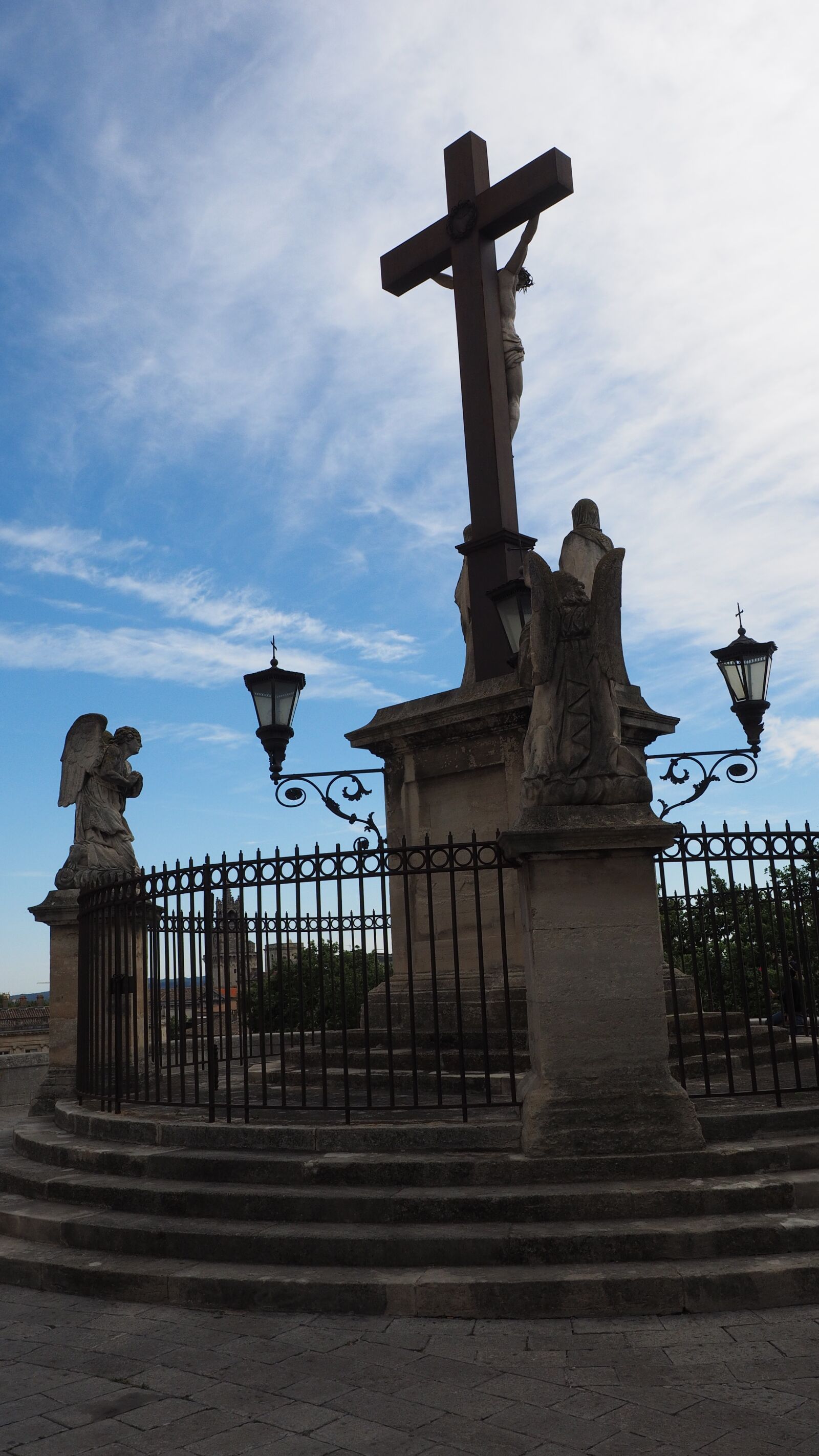 Olympus OM-D E-M1 + Olympus M.Zuiko Digital ED 12-40mm F2.8 Pro sample photo. Cross, jesus, cathedral of photography