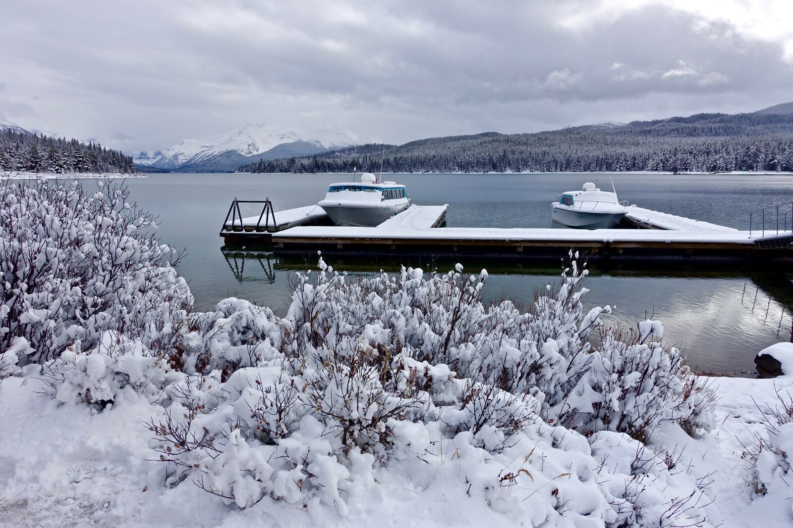 Sony Cyber-shot DSC-RX100 III sample photo. Pier, boats, lake photography