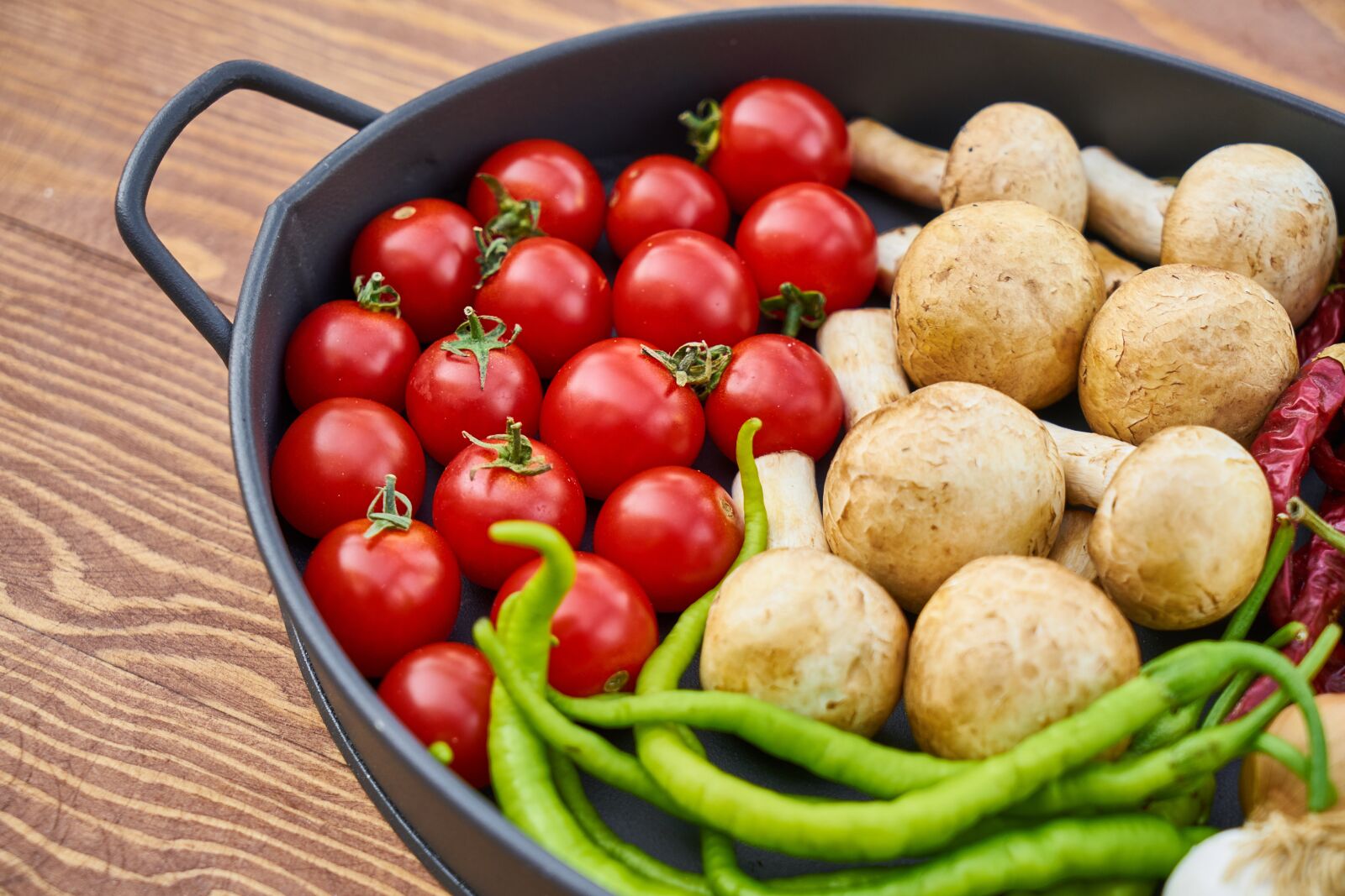 Sony a7R II sample photo. Tomato, garlic, pepper photography