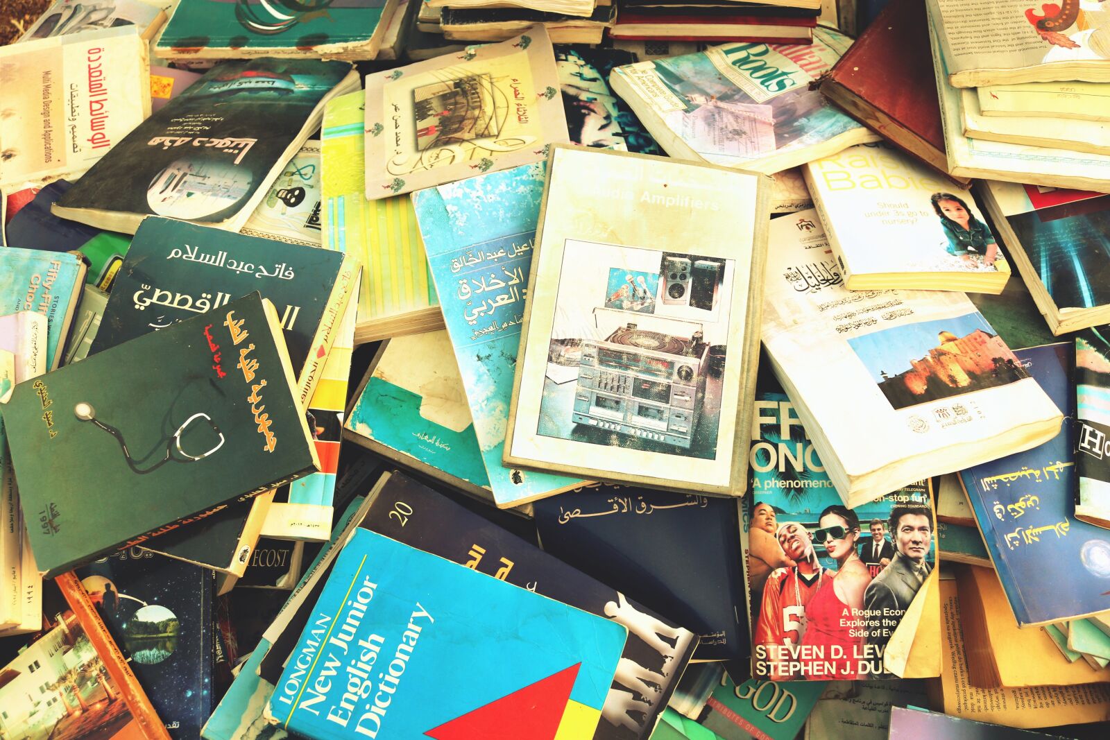 Canon EOS 200D (EOS Rebel SL2 / EOS Kiss X9) sample photo. Old books, amman, downtown photography