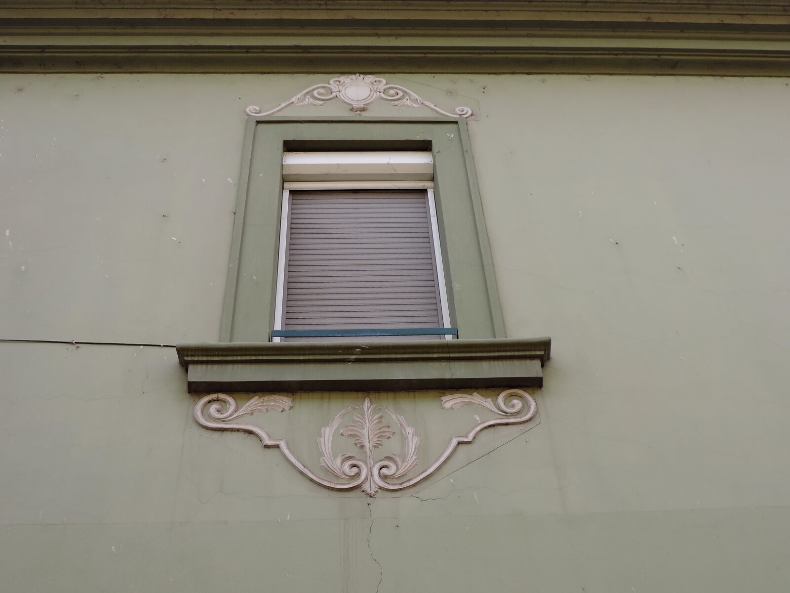 Nikon Coolpix P520 sample photo. Decoration, window, house, old photography