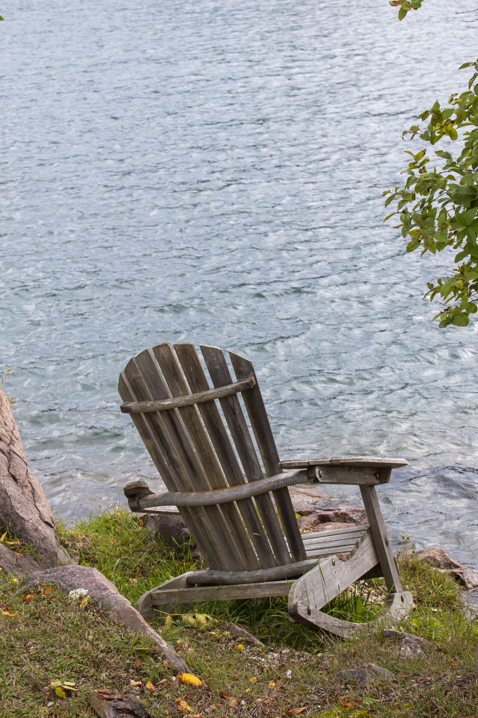 Canon EOS 70D + Canon EF-S 18-55mm F3.5-5.6 IS sample photo. Chair, water, tree photography