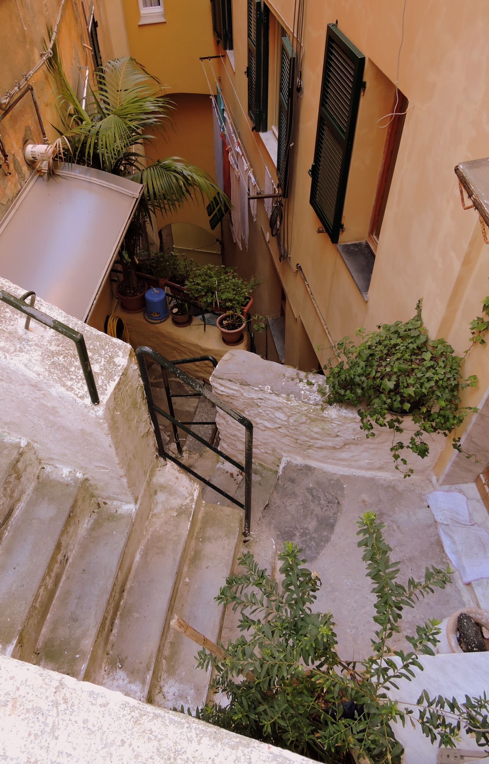 Nikon Coolpix P600 sample photo. Stairs, tight, alley photography