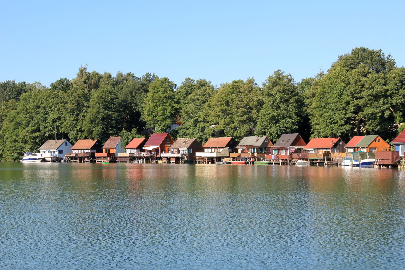 Canon EOS 550D (EOS Rebel T2i / EOS Kiss X4) sample photo. Boathouses, lake, leisure photography