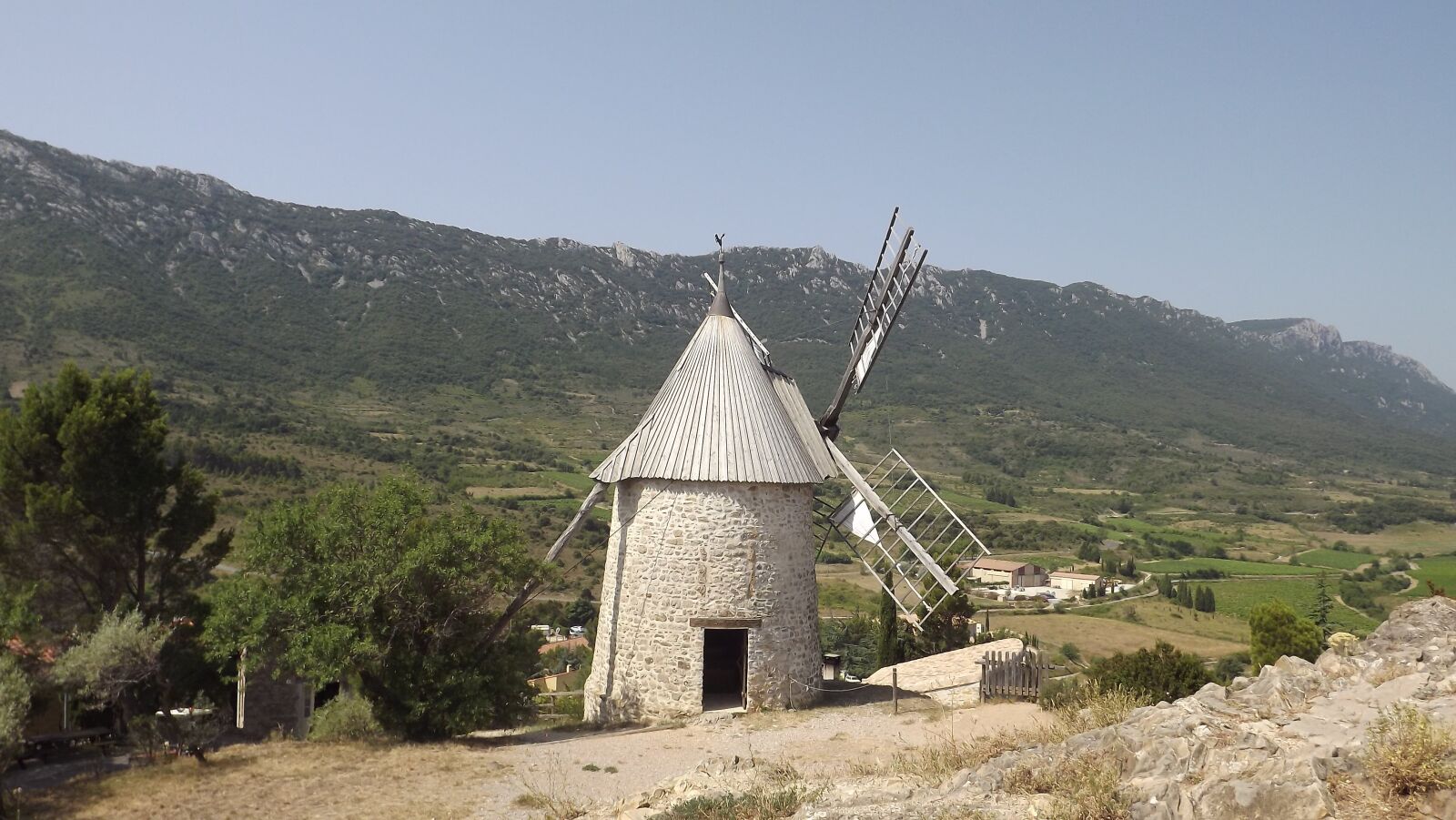 FujiFilm FinePix S4000 (FinePix S4050) sample photo. Mill, aude, landscape photography