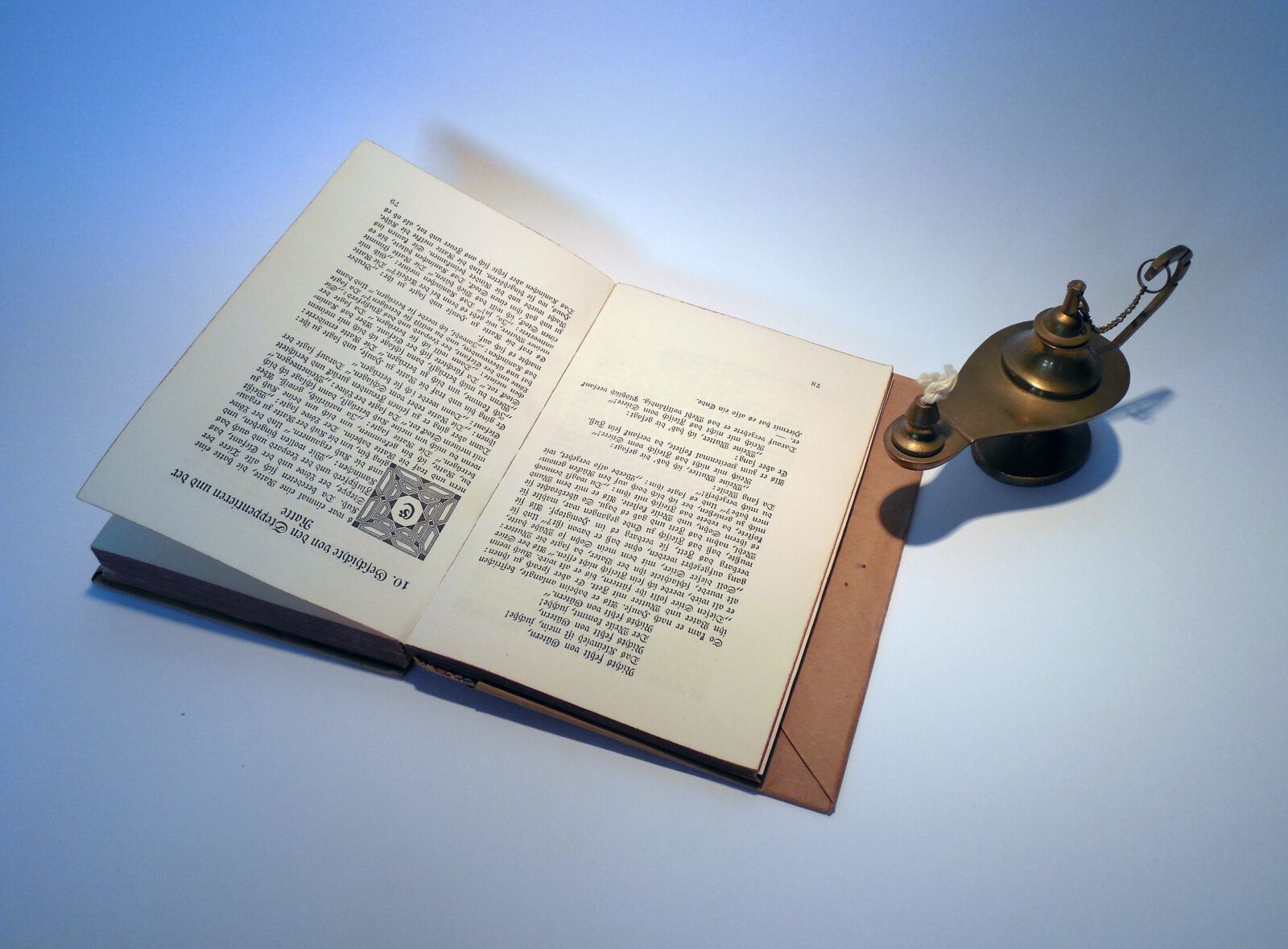Nikon COOLPIX L620 sample photo. Book, lamp, oil lamp photography