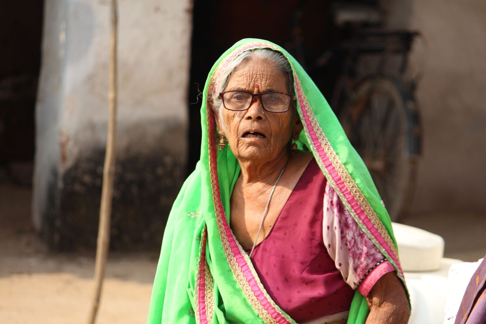 Canon EOS 700D (EOS Rebel T5i / EOS Kiss X7i) sample photo. Old women, old lady photography