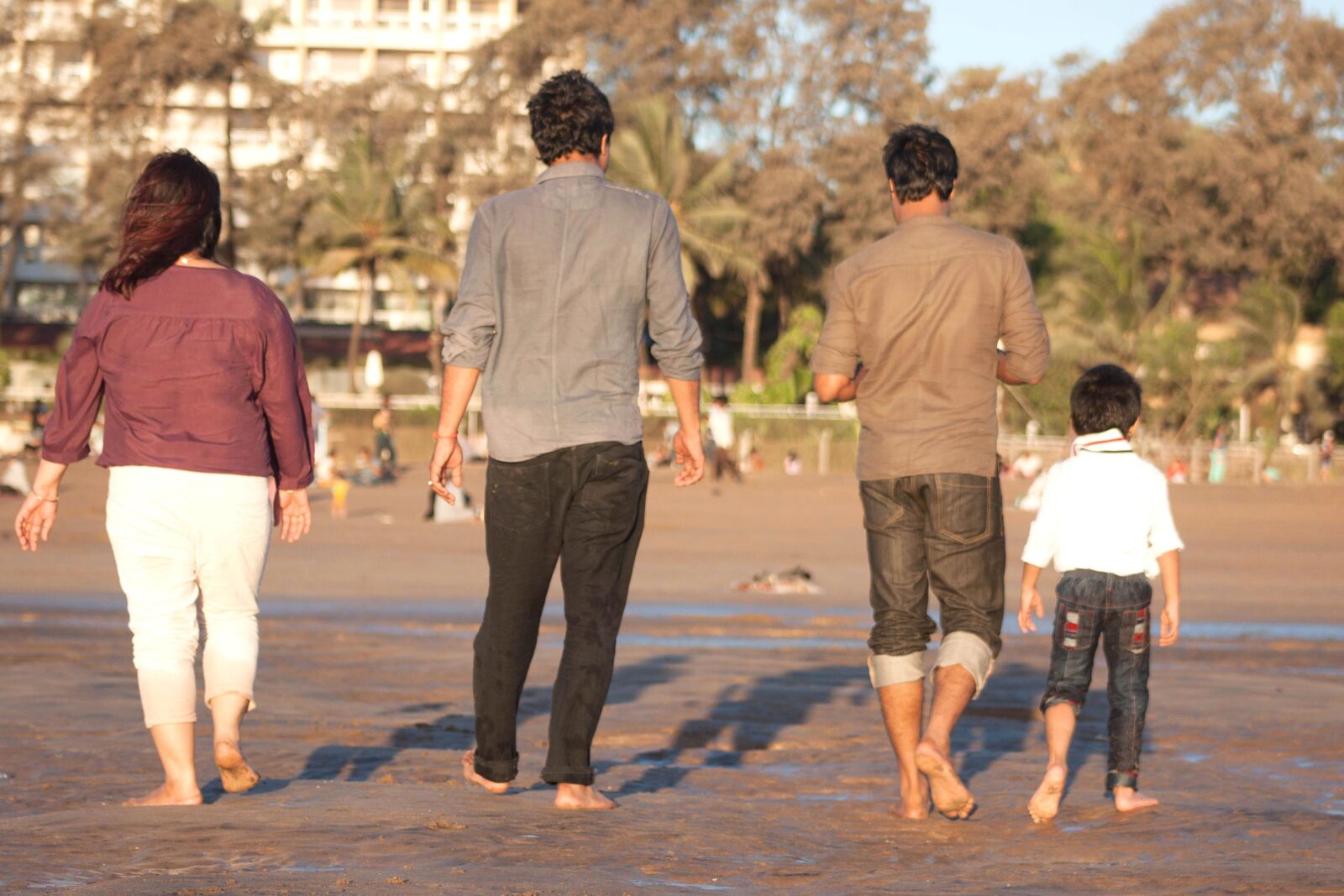 Canon EOS 500D (EOS Rebel T1i / EOS Kiss X3) sample photo. Family, mother, father, beach photography