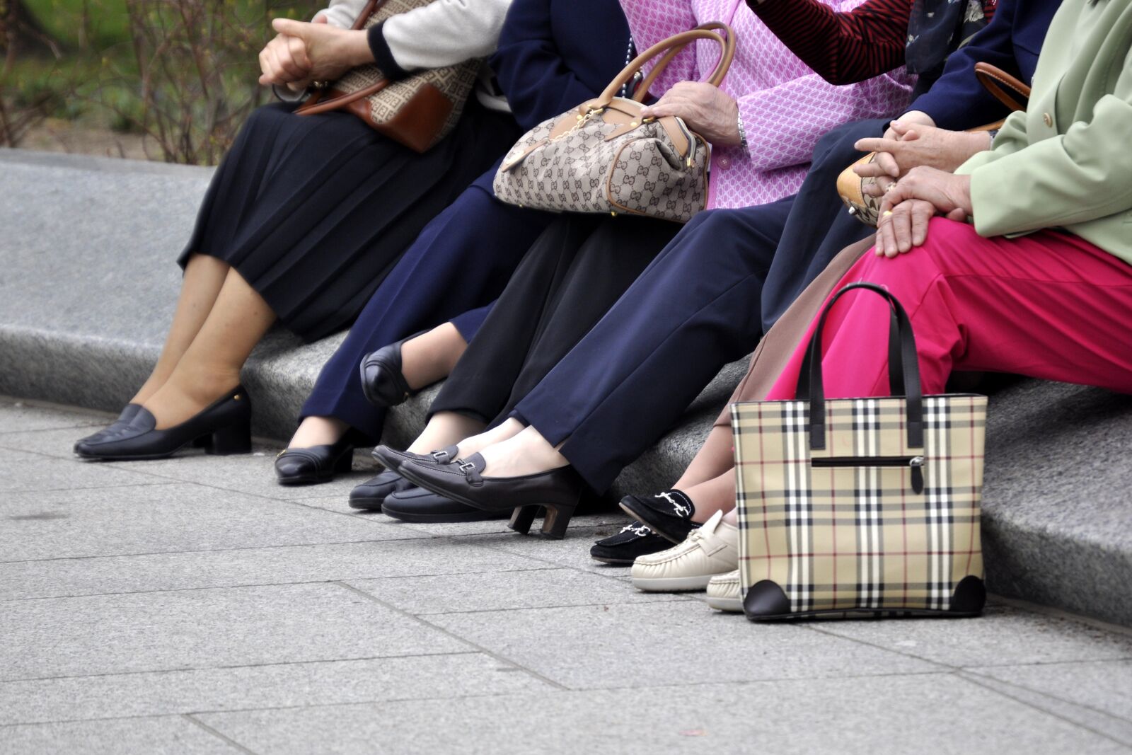 Nikon D5000 sample photo. Tourists, tired, feet photography