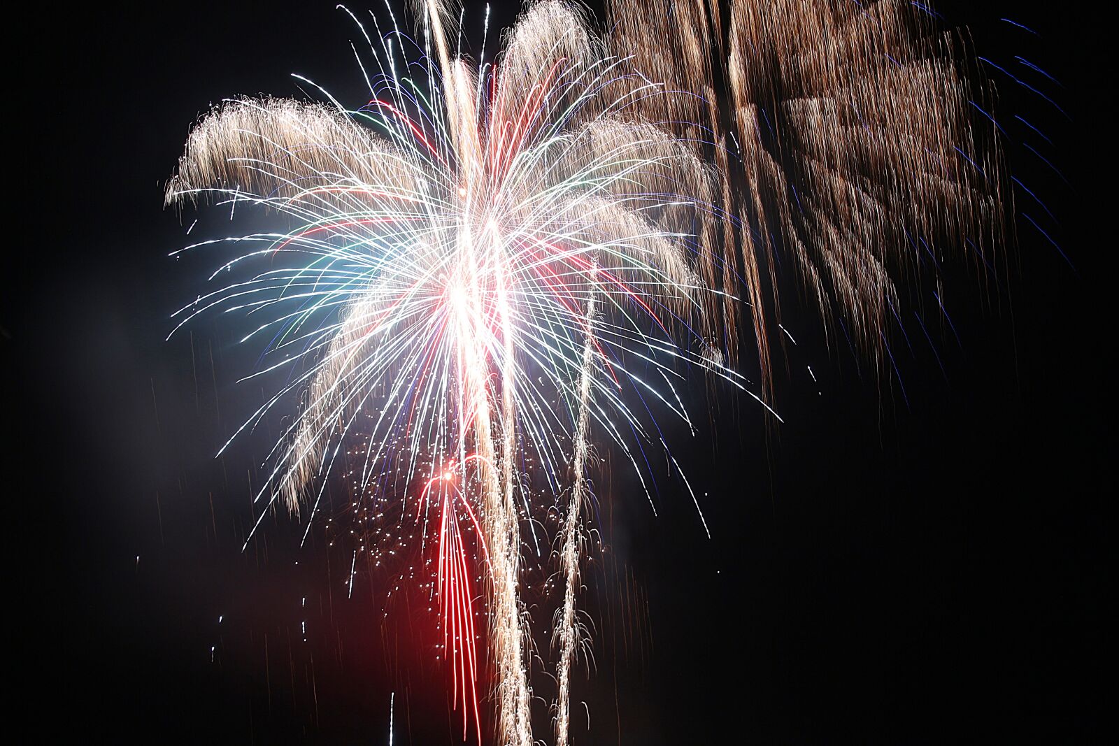 Canon EOS 650D (EOS Rebel T4i / EOS Kiss X6i) sample photo. Fireworks, pyrotechnics, fireworks art photography