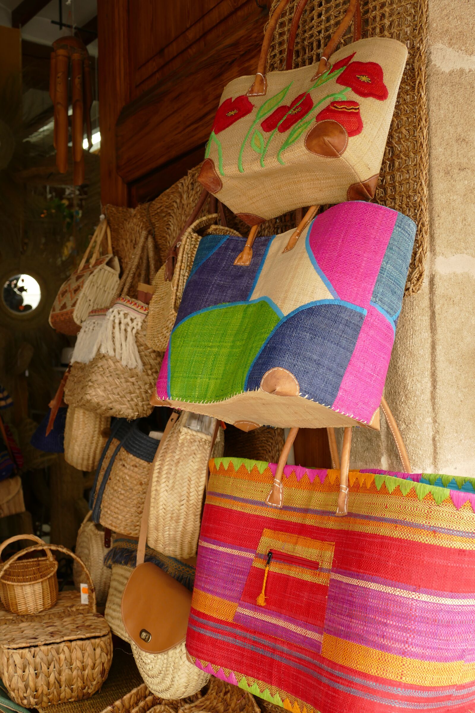 Panasonic Lumix DMC-FZ1000 sample photo. Bag, basket, messages photography