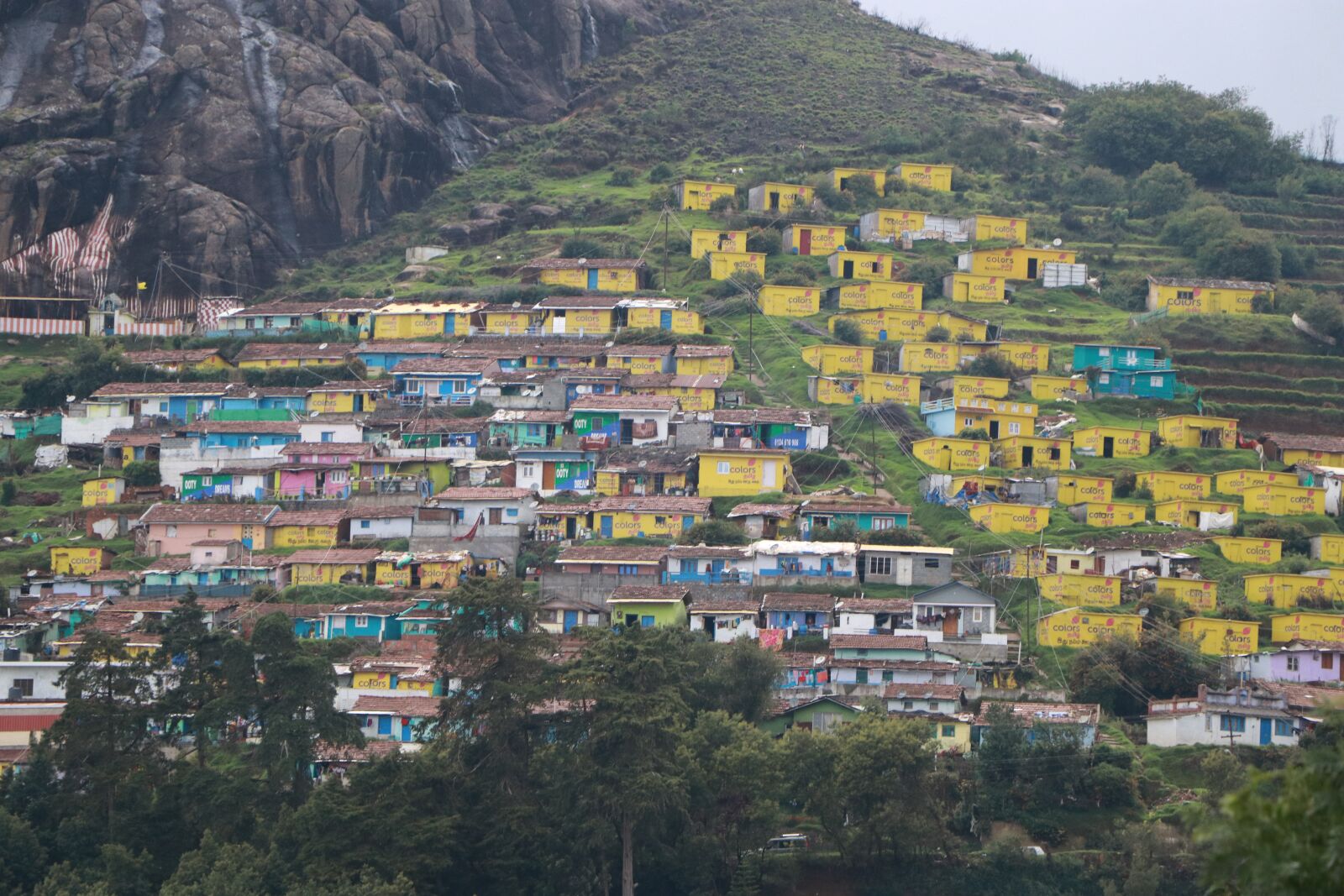 Canon EF-S 18-135mm F3.5-5.6 IS USM sample photo. Ooty, buildings, yellow photography