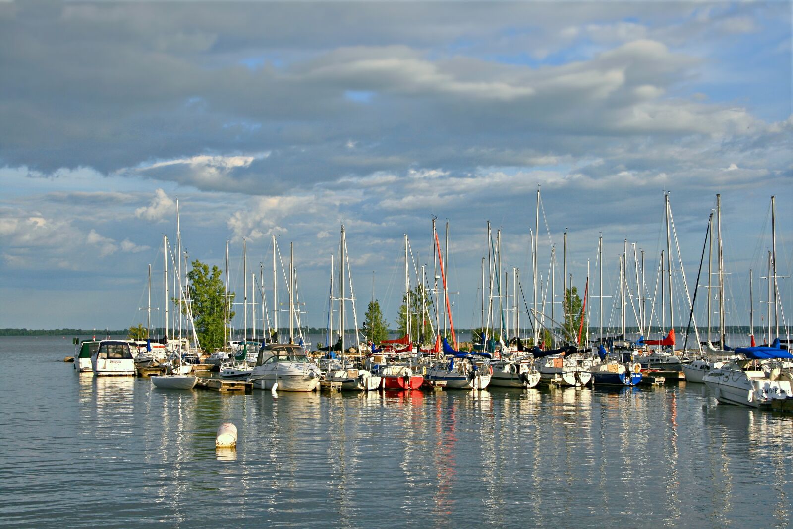 Canon EOS 400D (EOS Digital Rebel XTi / EOS Kiss Digital X) sample photo. Marina, sailboats, boat photography