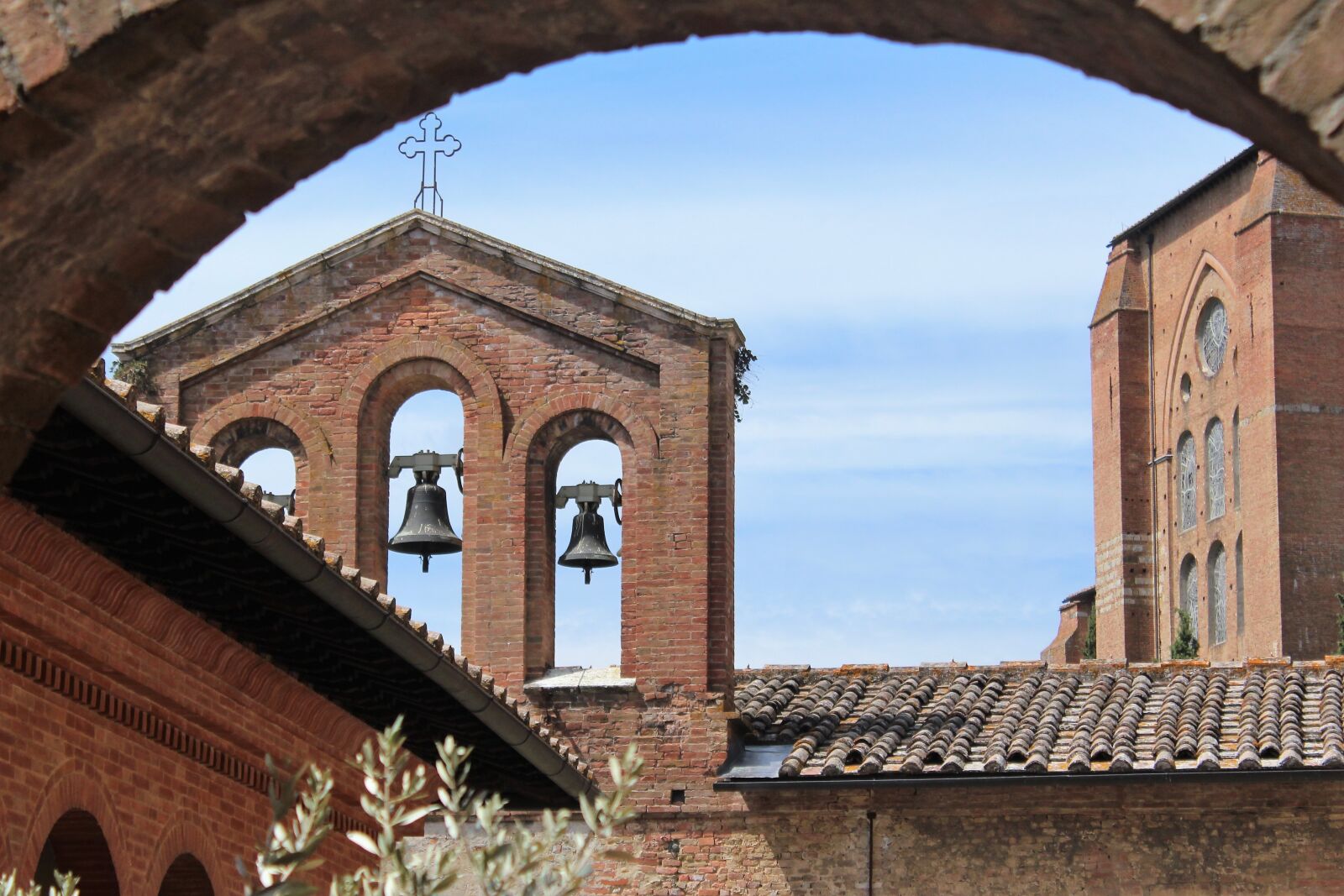 Canon EOS 1200D (EOS Rebel T5 / EOS Kiss X70 / EOS Hi) sample photo. Siena, church, buildings photography