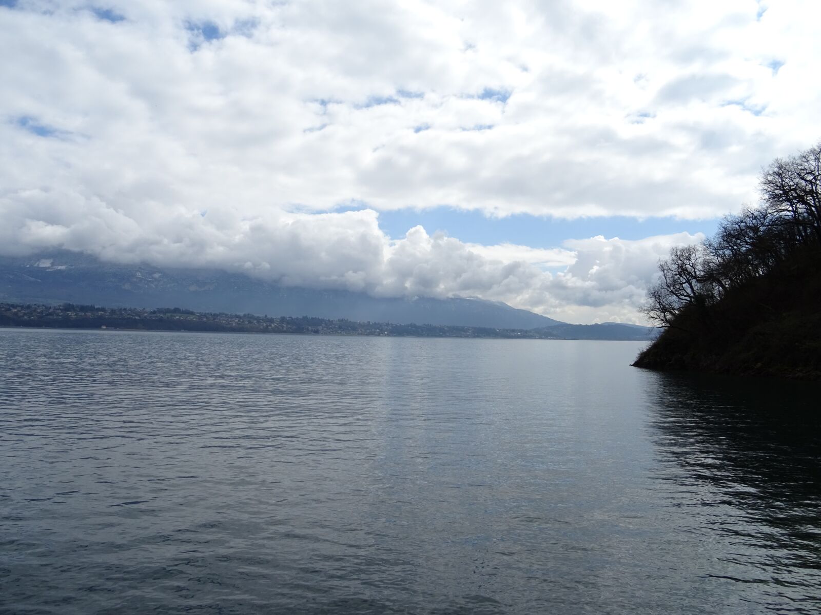 Sony DSC-HX60V sample photo. Lake, clouds, grey photography