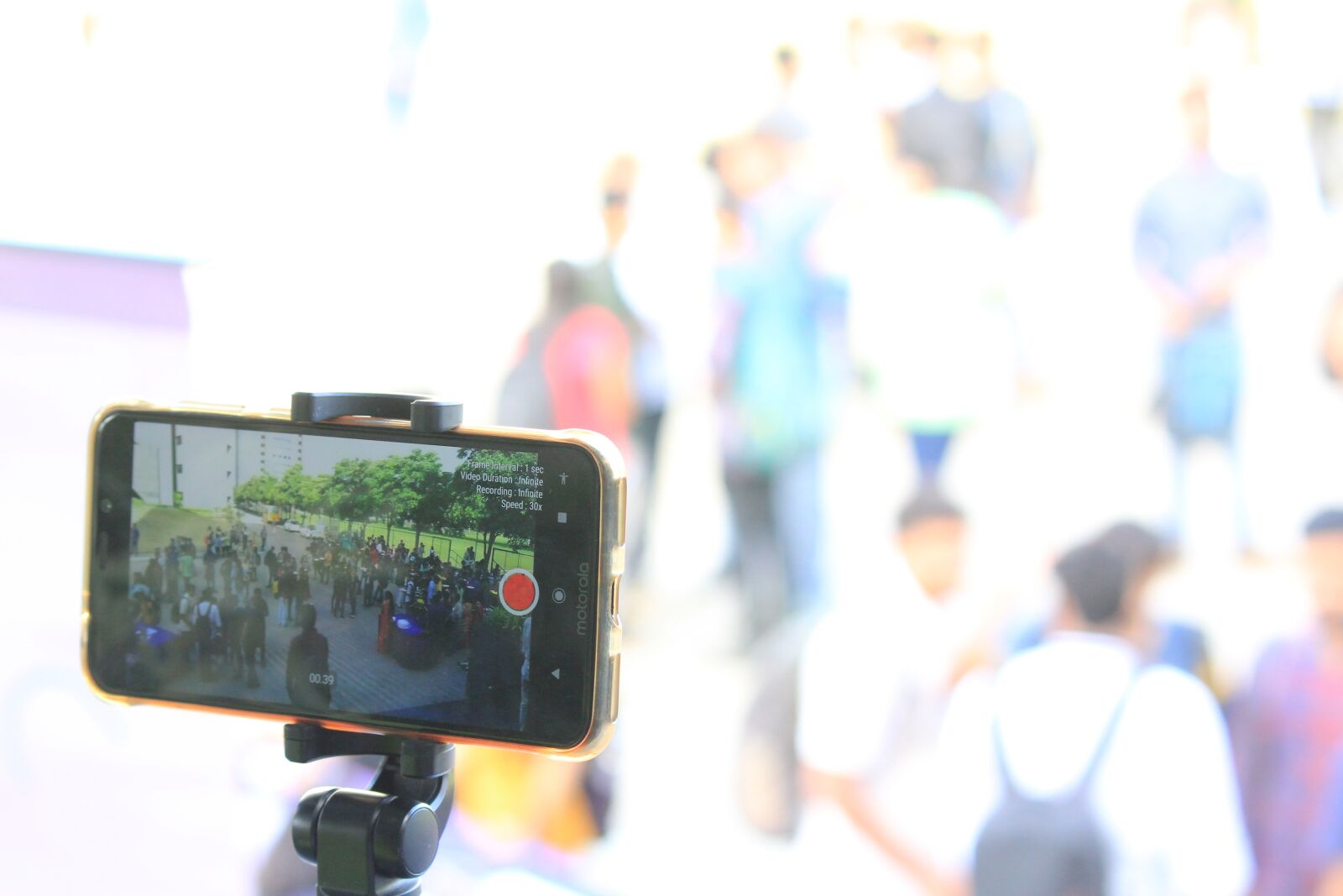 Canon EOS 550D (EOS Rebel T2i / EOS Kiss X4) sample photo. Mobile, crowd, tripod photography