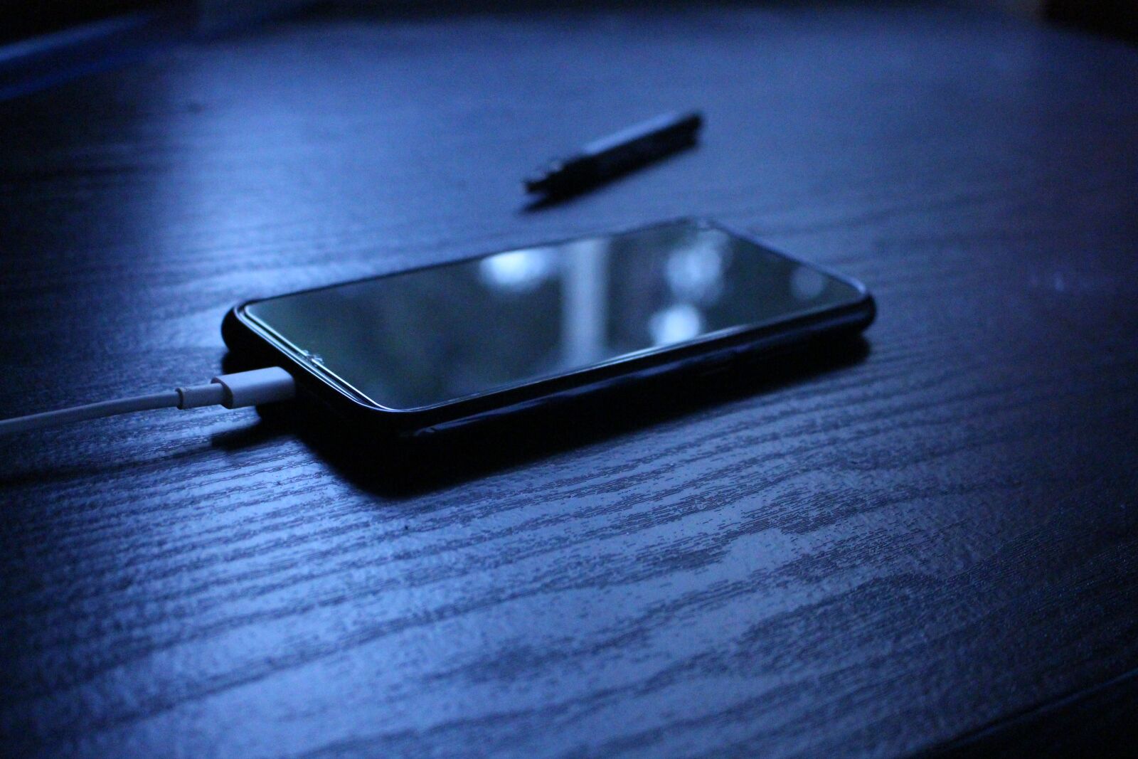 Canon EOS 700D (EOS Rebel T5i / EOS Kiss X7i) sample photo. Cellphone, table, dark photography