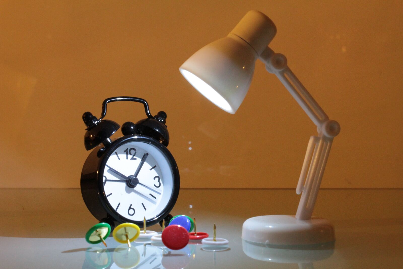 Canon EOS 600D (Rebel EOS T3i / EOS Kiss X5) sample photo. Clock, lamp, mini photography
