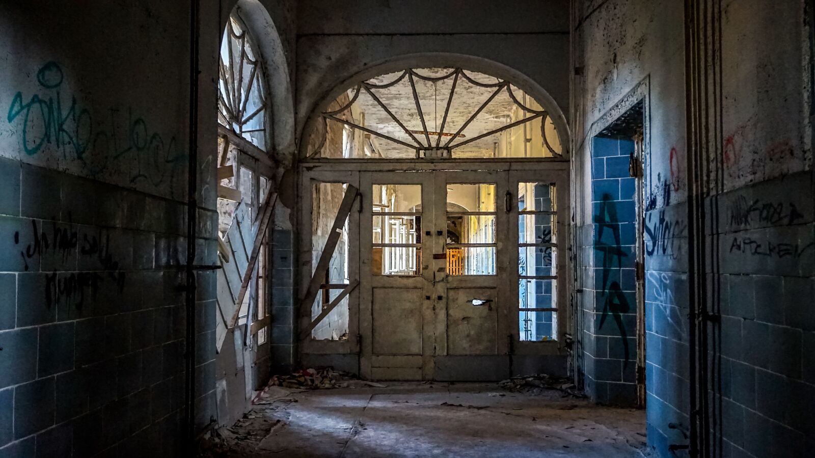 Sony Alpha a5000 (ILCE 5000) sample photo. Abandoned, door, window photography