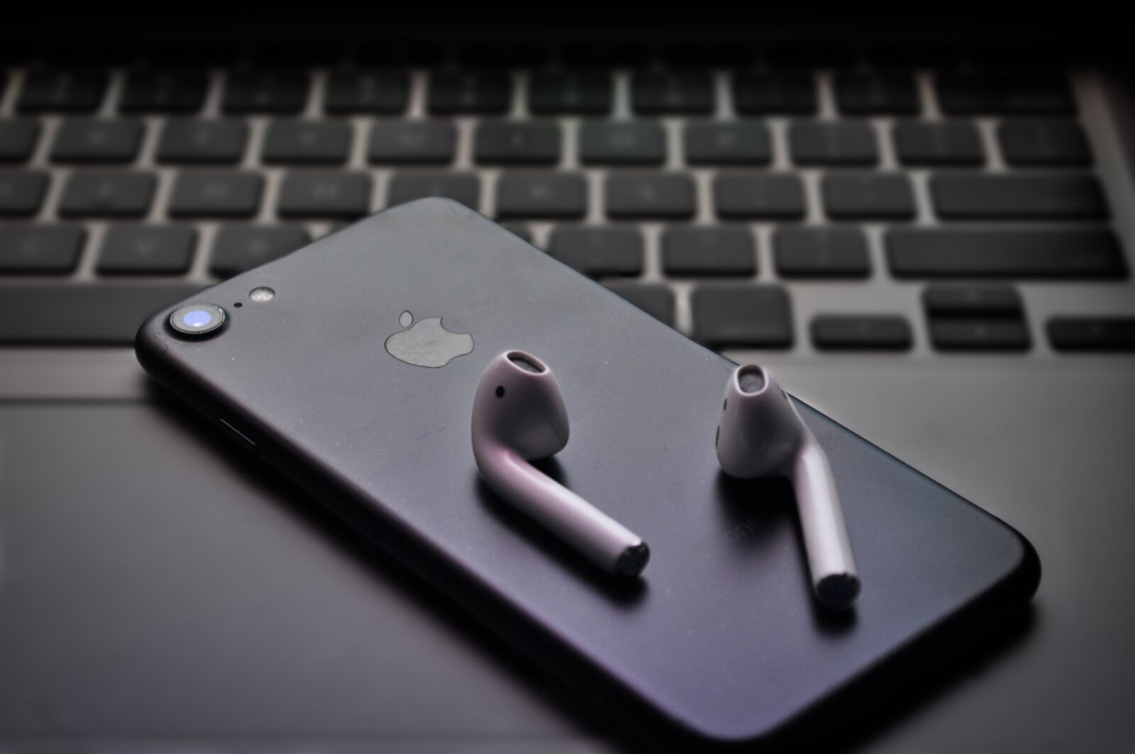 Nikon D5000 sample photo. Mac, iphone, airpods photography