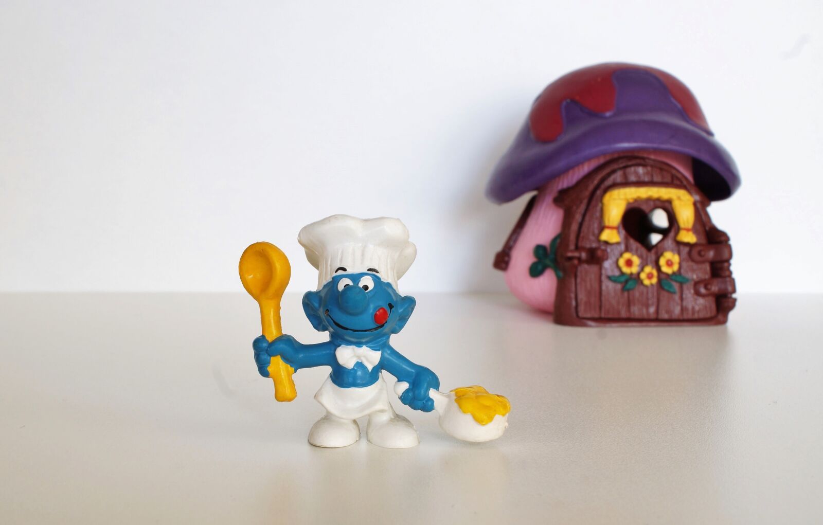 Sony DT 18-70mm F3.5-5.6 sample photo. Smurf, smurfs, figure photography