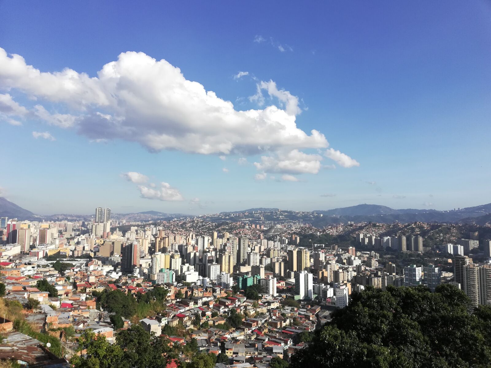 HUAWEI Honor 7X sample photo. Caracas, city, building photography