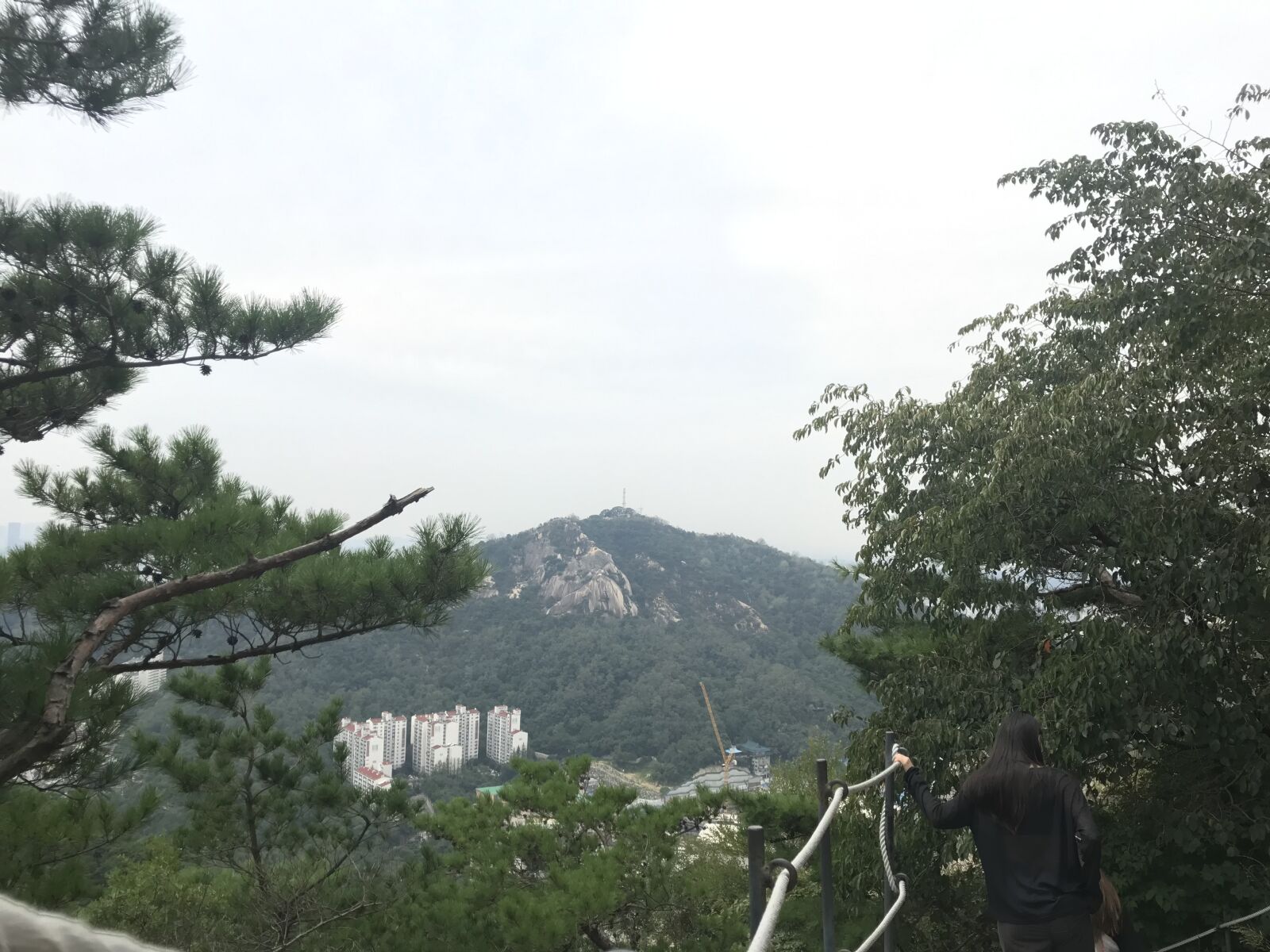 iPhone 7 back camera 3.99mm f/1.8 sample photo. 인왕산, 전경, 성벽 photography
