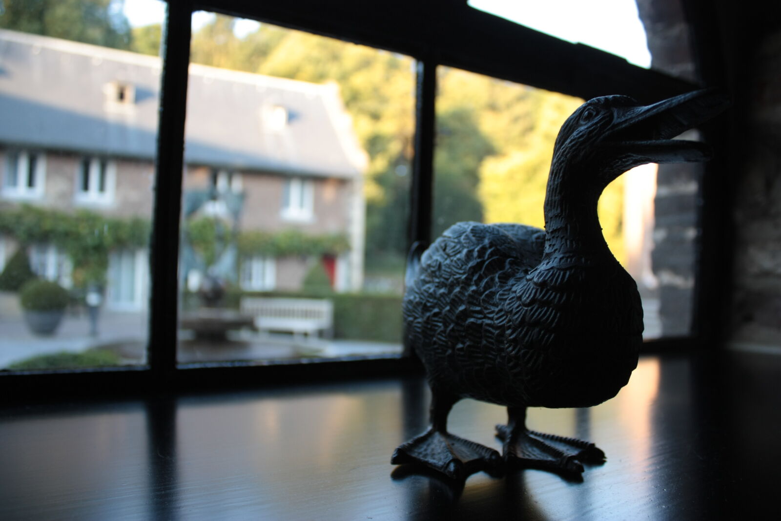 Canon EOS 450D (EOS Rebel XSi / EOS Kiss X2) sample photo. Duck, furniture photography