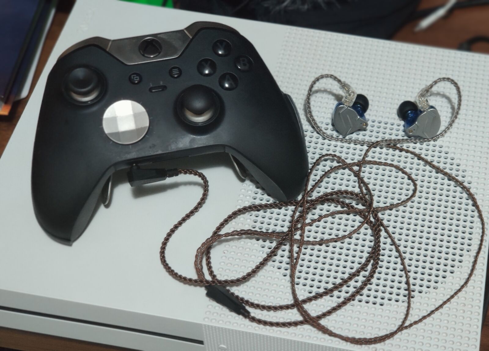 Xiaomi MI 9 sample photo. Headset, xbox, white photography